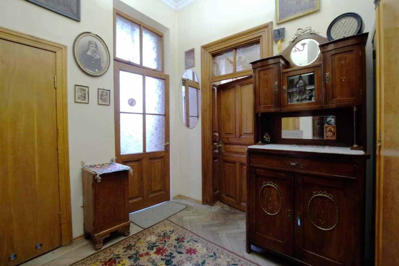"Eva Stories" Movie Apartment On Rynok Square Lviv Exterior foto