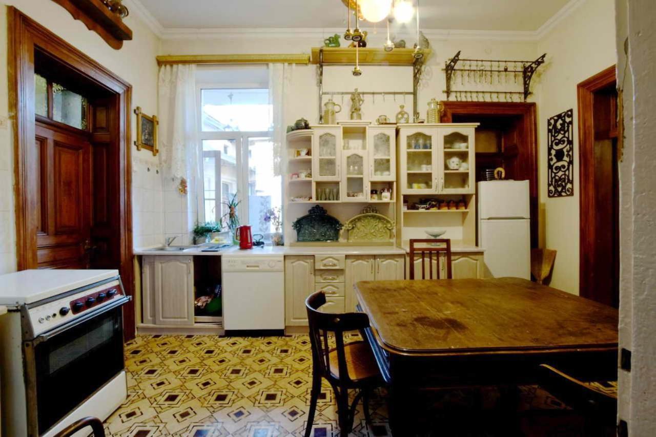 "Eva Stories" Movie Apartment On Rynok Square Lviv Exterior foto