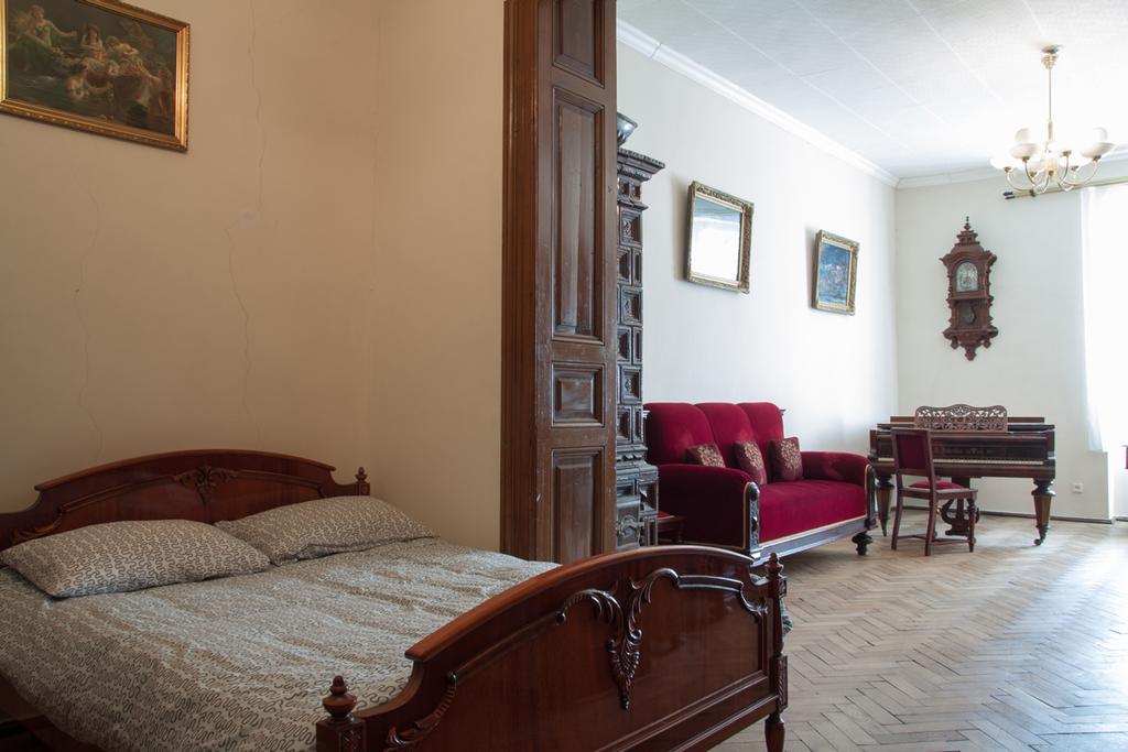 "Eva Stories" Movie Apartment On Rynok Square Lviv Exterior foto